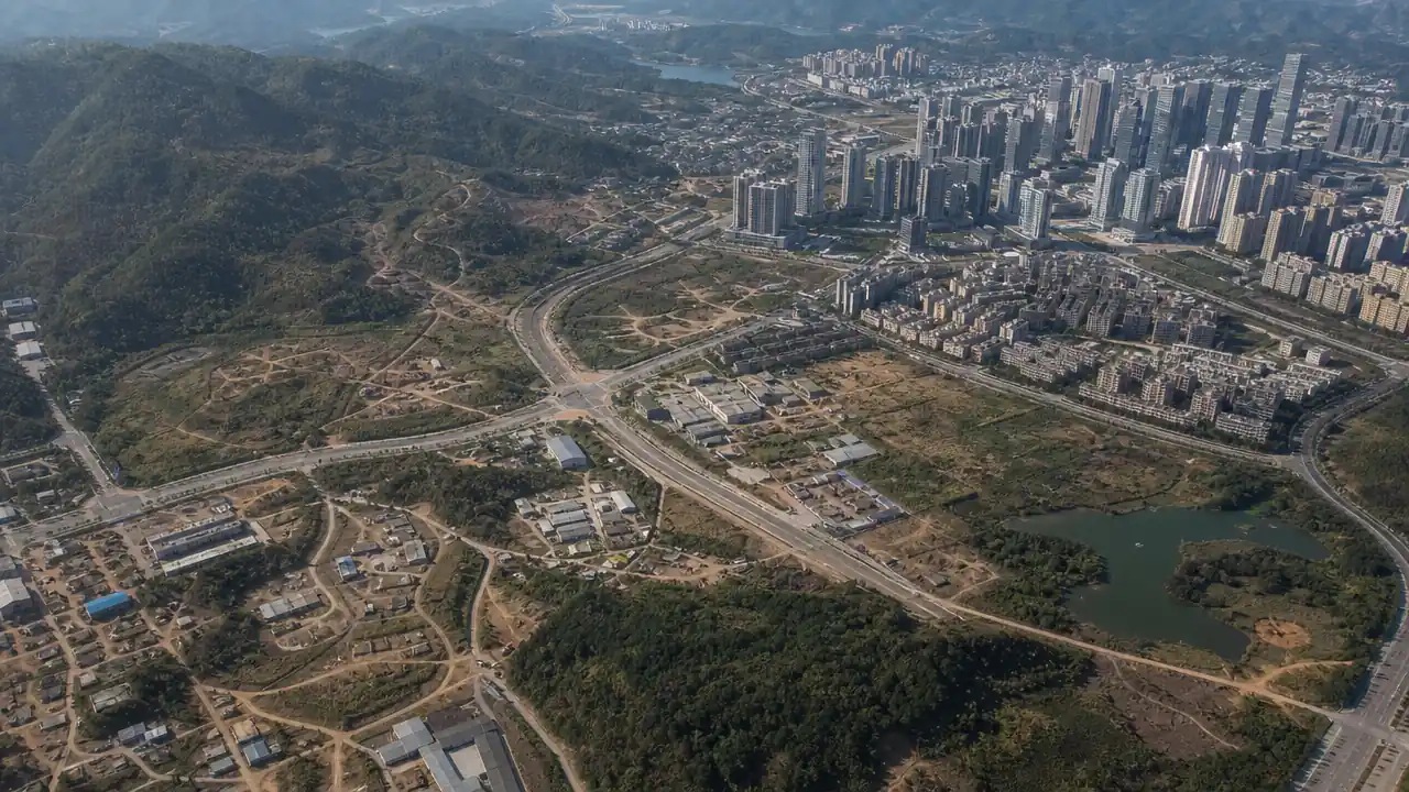 山谷中的城市与裸地航拍