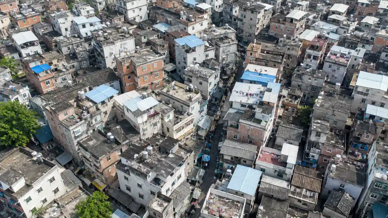 城中村密集区航拍:楼顶加建与狭窄巷道交织的城区