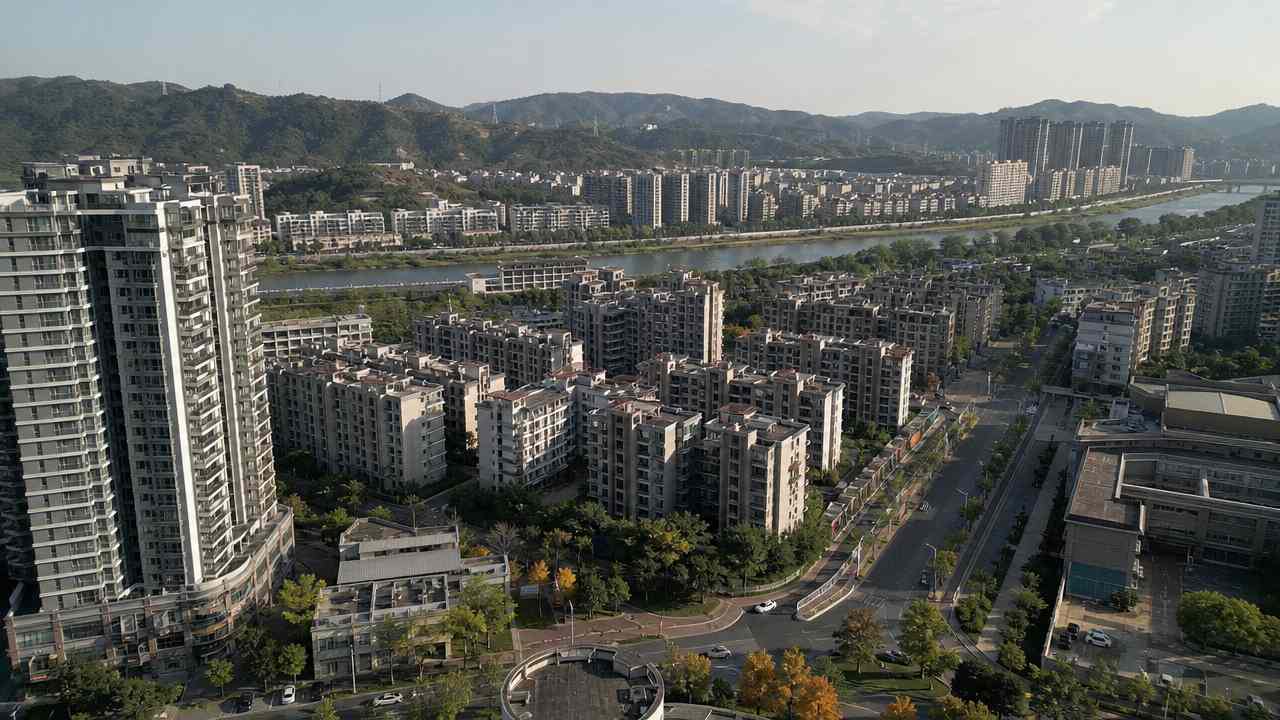 密集城区与河流航拍