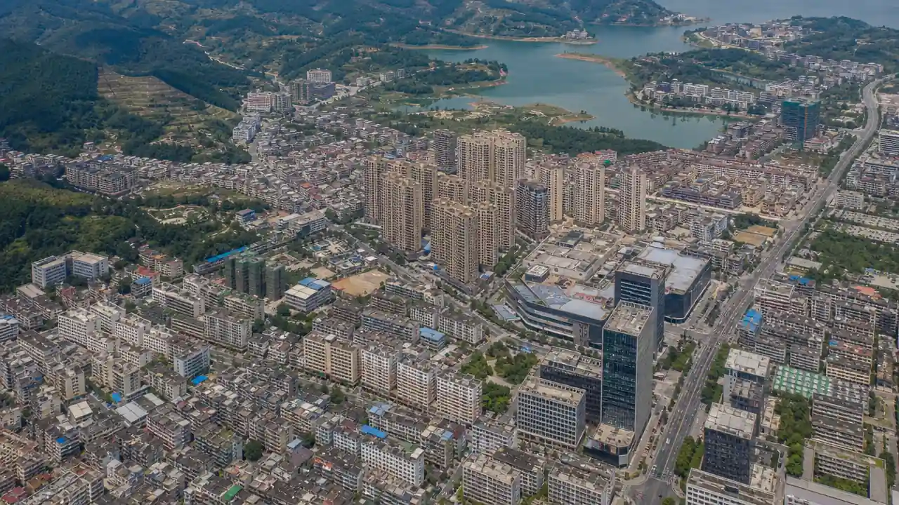 依山傍水的密集城市航拍