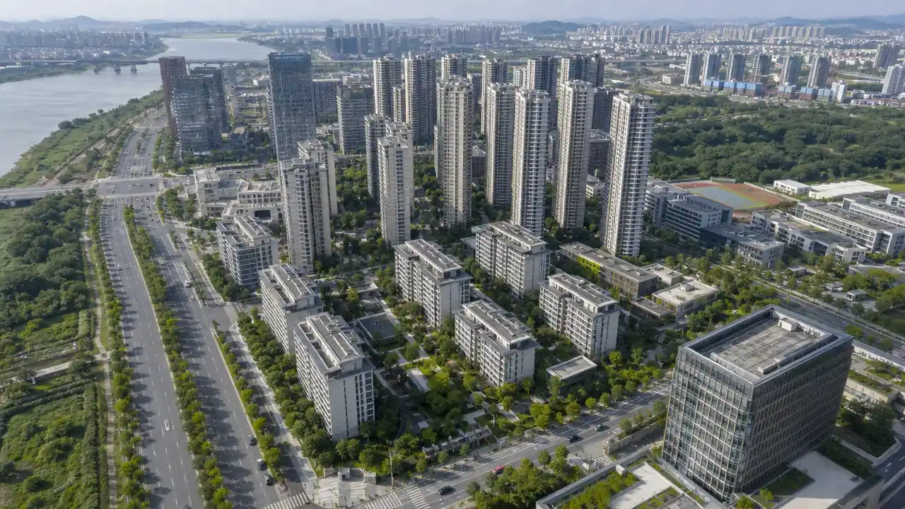 城区建筑与穿城河流的航拍全景
