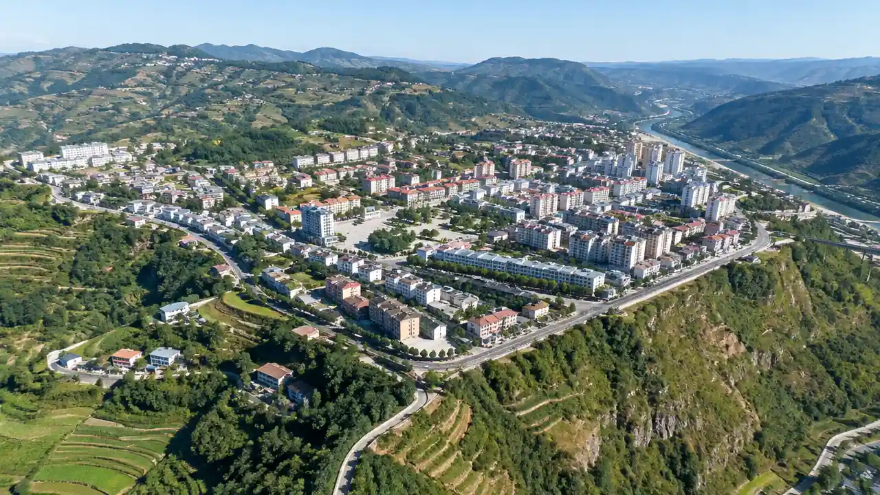 丘陵台地上的县城与周边山体航拍场景