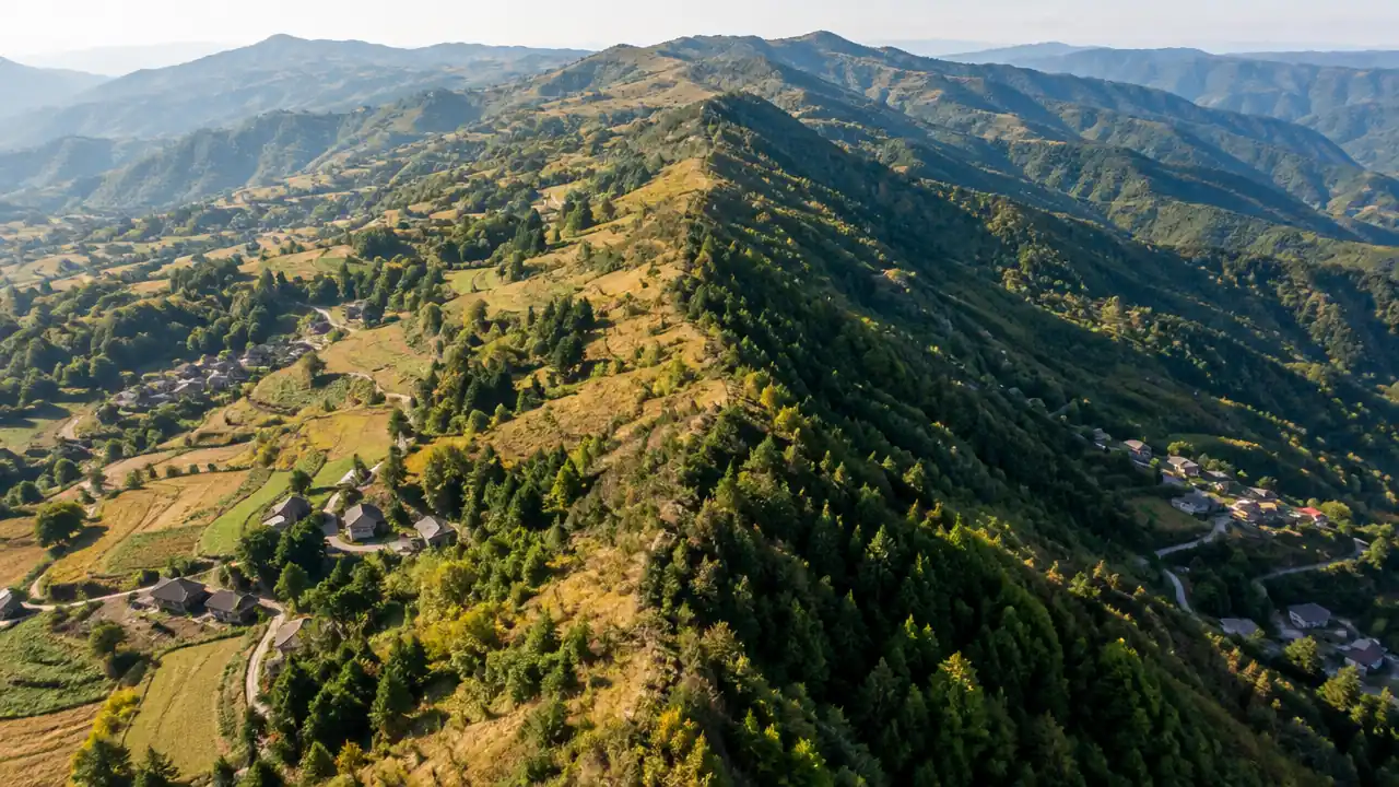 山脊线两侧的坡地与村落斜俯航拍场景