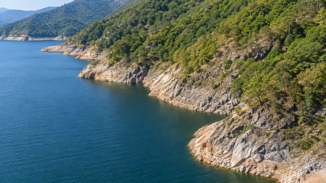 库区岸线与山体坡面的斜俯航拍场景