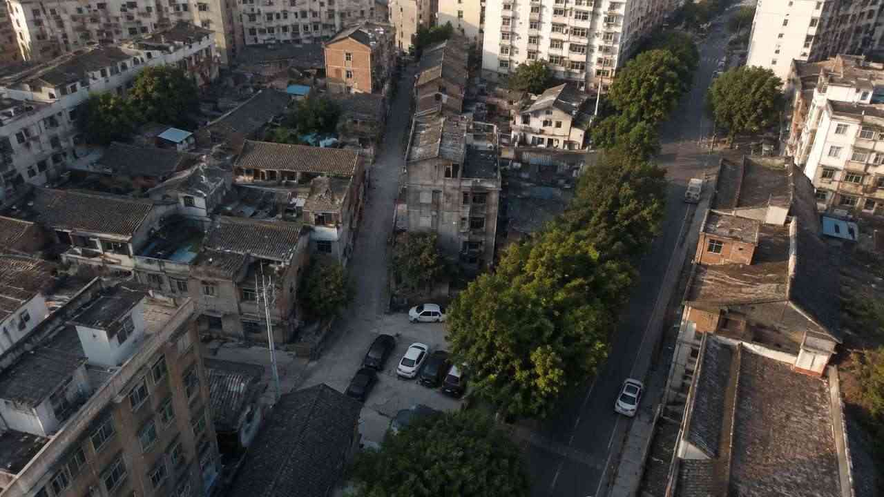 密集低层城区与街巷屋顶的航拍俯视图