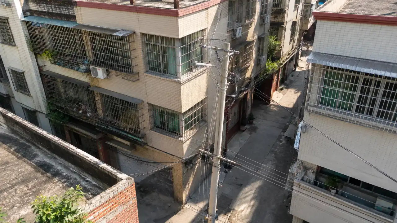自建房群低空斜拍:错落的屋顶、露台与晾晒细节