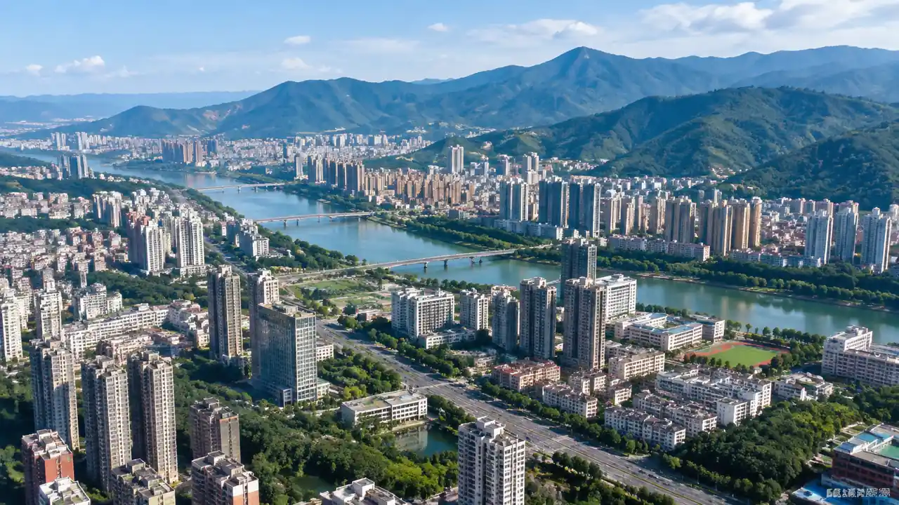 航拍视角下的城市与山体,建筑群、道路网与地形起伏连成一片大范围场景