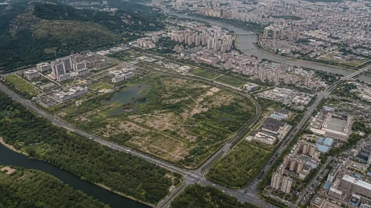 河流环绕城区的航拍场景