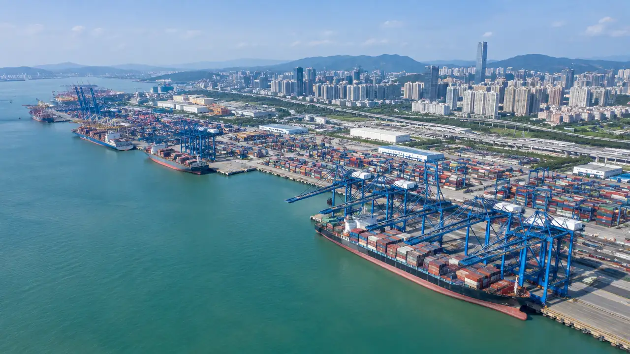 滨海港城航拍:港区泊位、堆场与后方城区