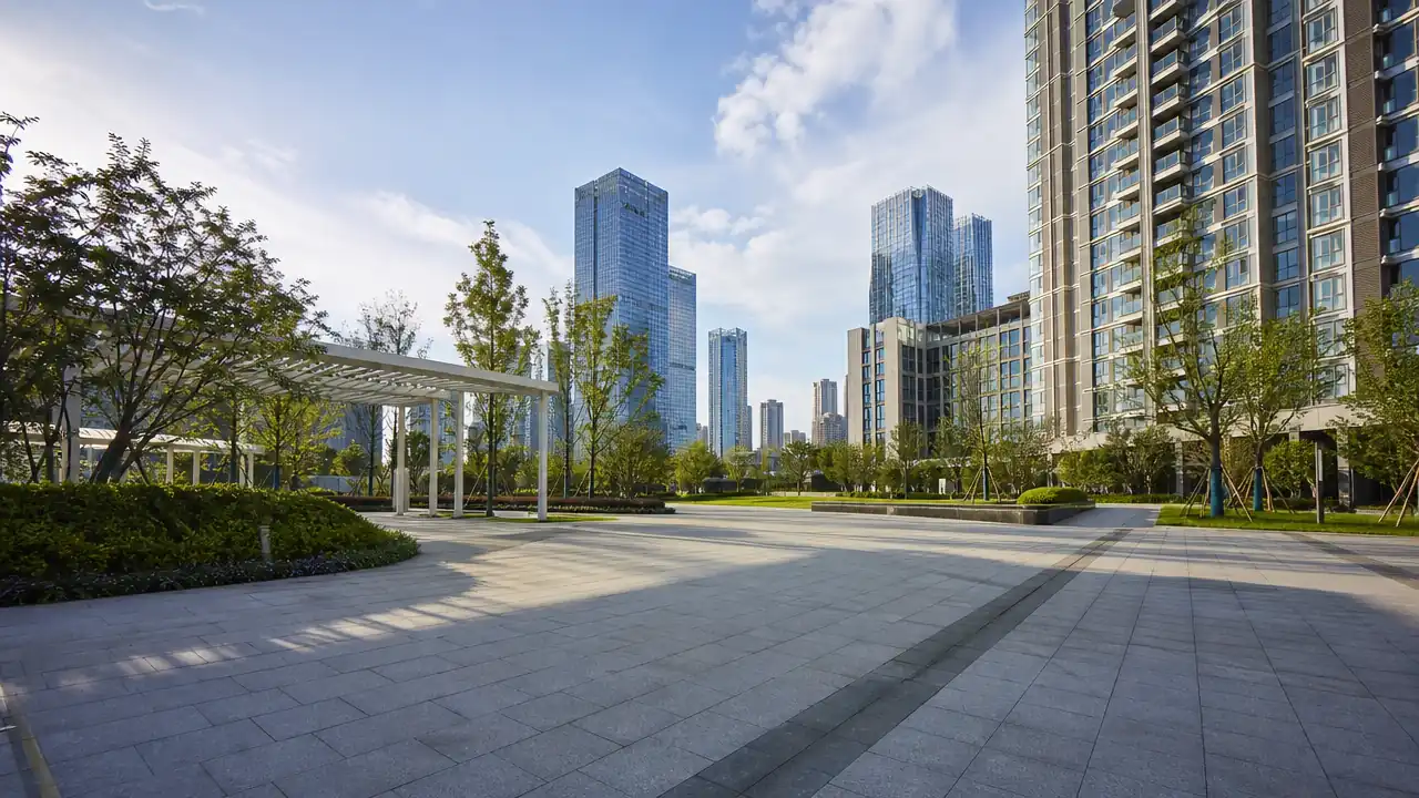 人视广角下的城市广场与周边楼群,步道、绿化和建筑立面构成开阔的城市空间