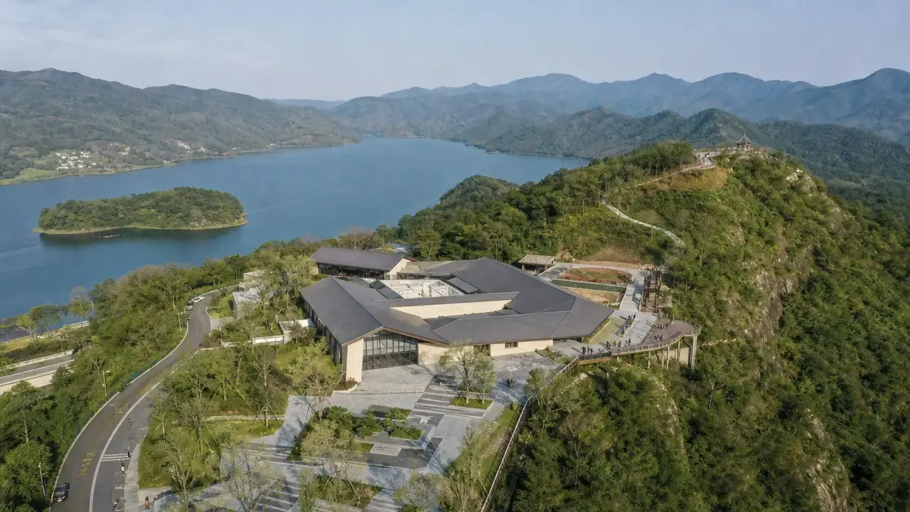 湖畔山顶亭阁式建筑与水面