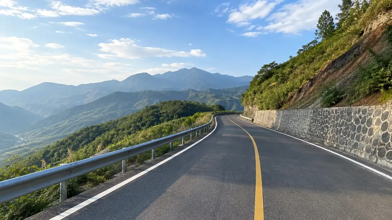 山脊公路与两侧坡地的低空视角场景