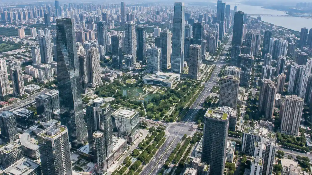城市核心区航拍场景,密集高层建筑群、主干道与街区绿地层次分明