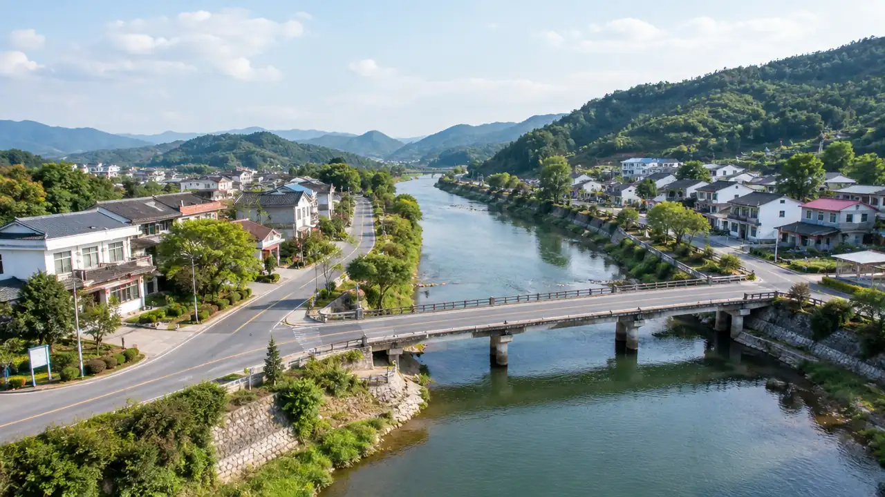 省界两侧村镇与道路交汇的低空视角场景