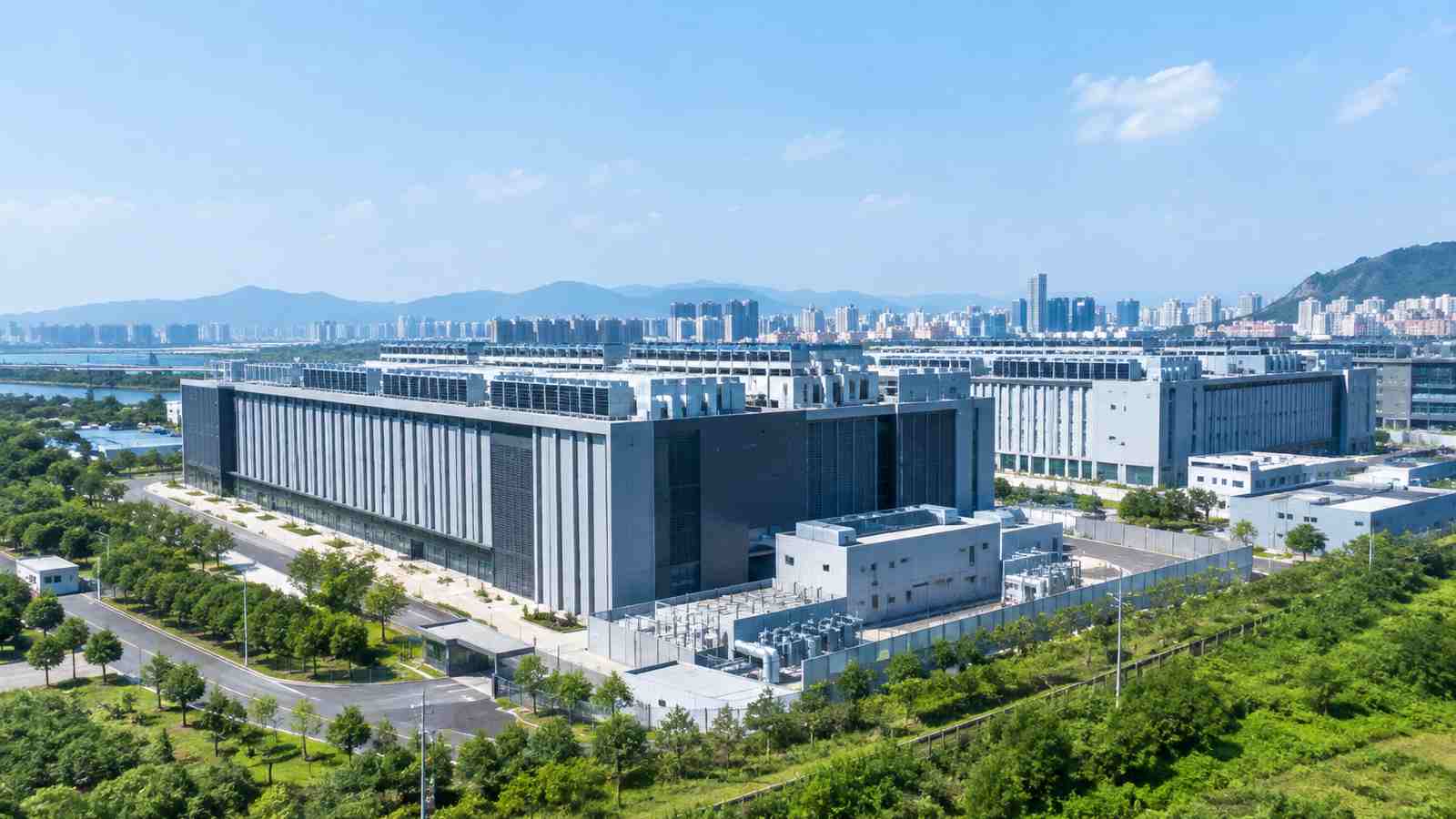 国产算力业务现场的横向纪实构图，用于交代数据来源环境