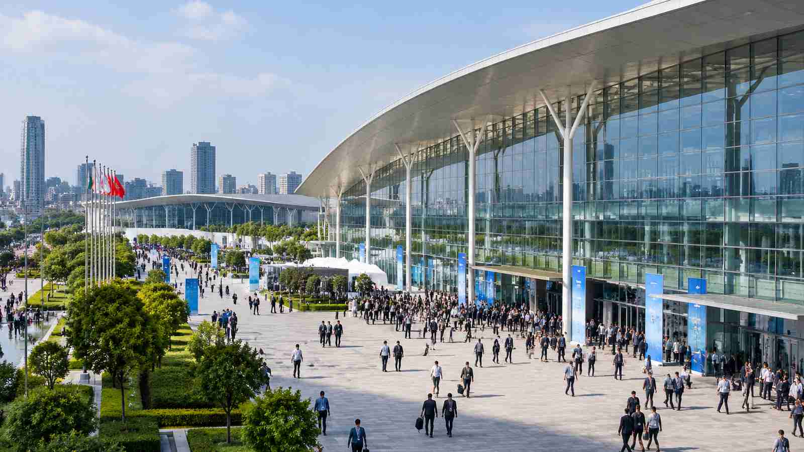 展馆运行业务现场的横向纪实构图，用于交代数据来源环境