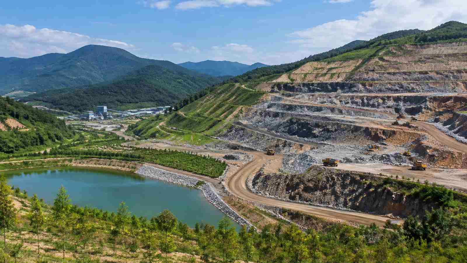 矿山生态治理业务现场的横向纪实构图，用于交代数据来源环境