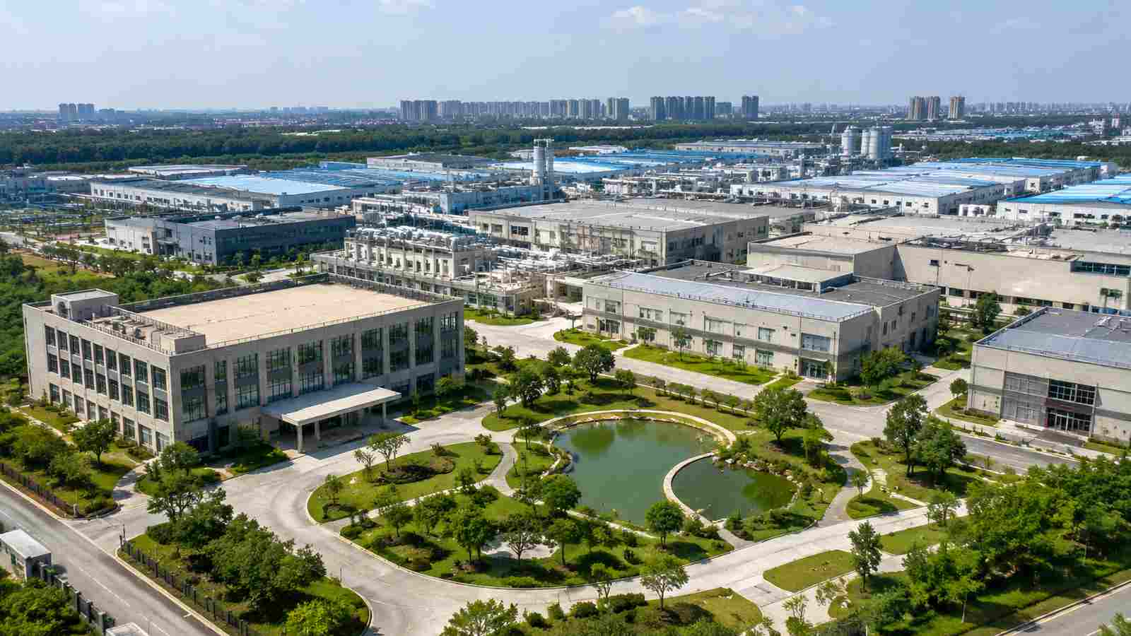 公卫布局业务现场的横向纪实构图，用于交代数据来源环境