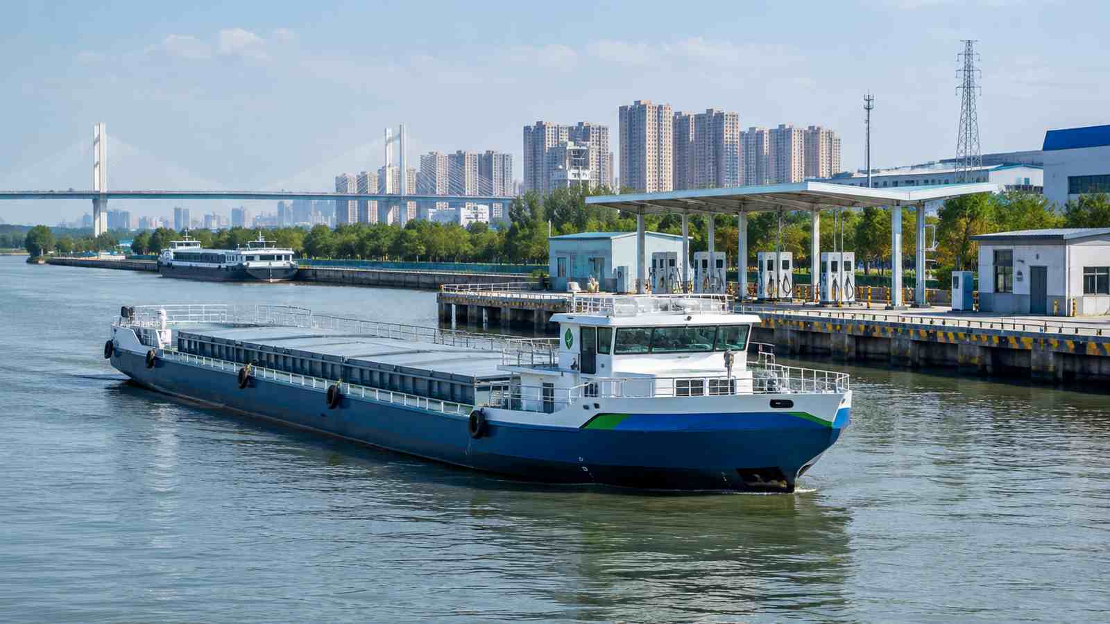 内河新能源船舶业务现场的横向纪实构图，用于交代数据来源环境